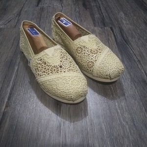 Toms lace crochet flat shoes size 7.5 women yellow